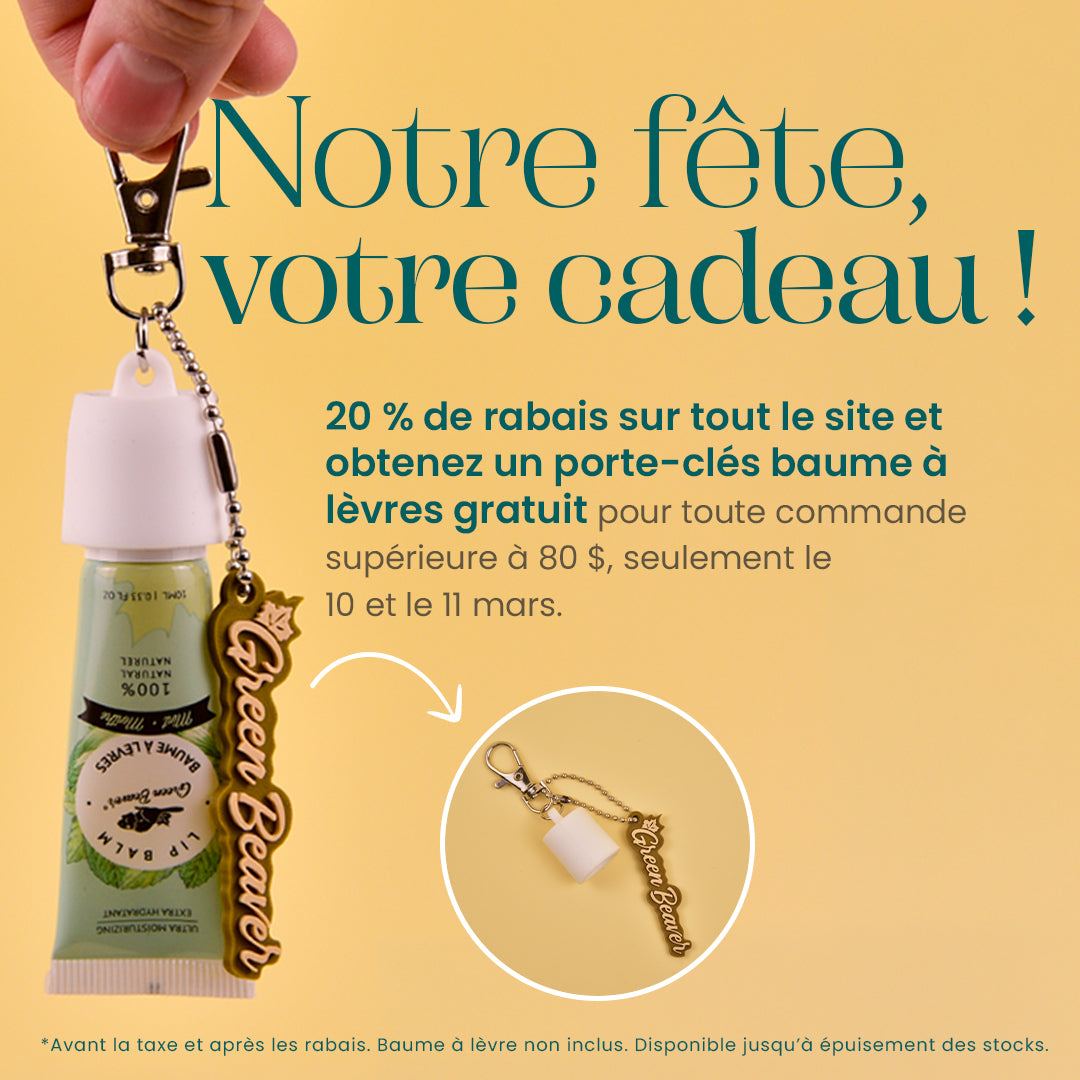 Bannière promotionnelle d’anniversaire Green Beaver montrant une personne tenant un porte-clés pour baume à lèvres, avec des porte-clés attachés à des clés et à un sac, annonçant 20 % de rabais et un porte-clés gratuit sur les commandes de plus de 80 $.